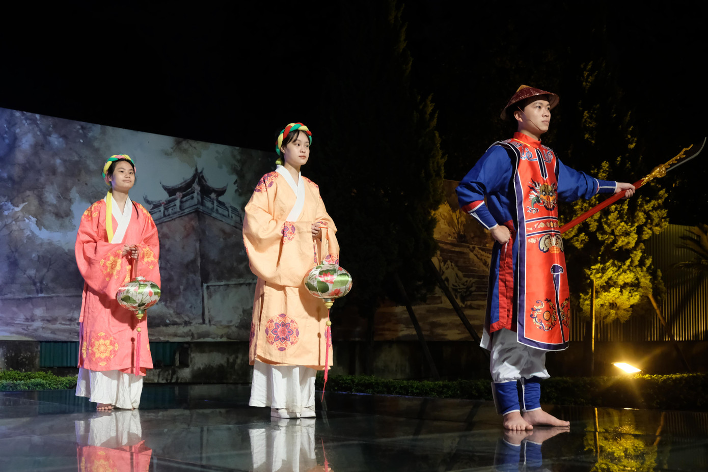 Những nghệ sĩ trong trang phục xưa