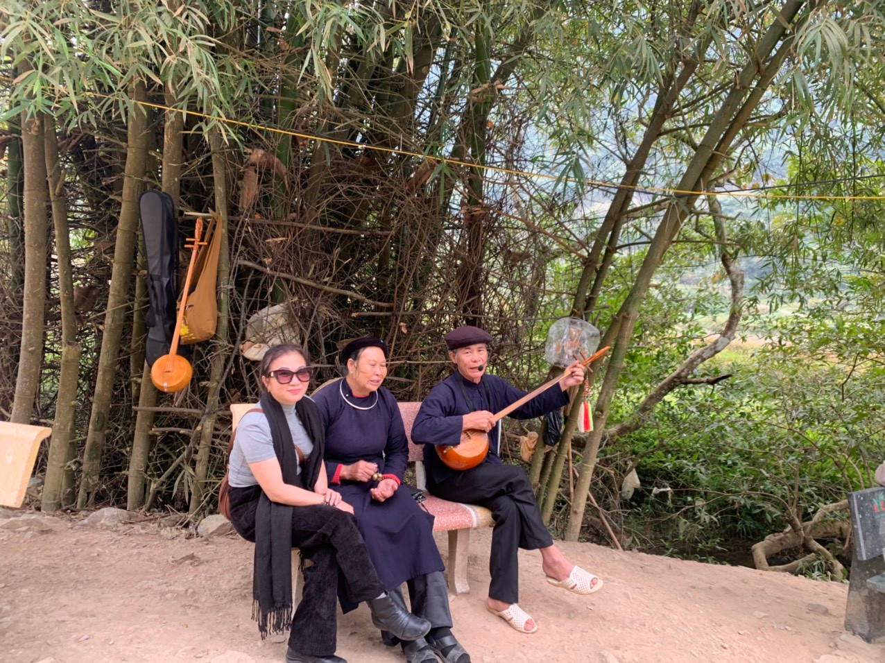 Khu phục vụ đàn tính - hát then cho du khách trước khi vào thác Bản Giốc