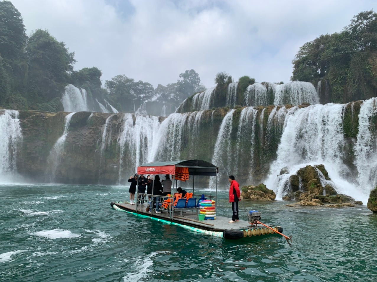 Thác Bản Giốc nằm ở Đàm Thủy, Cao Bằng, miền Đông Bắc Việt Nam, cách Hà Nội khoảng 335 km, đi ô tô mất tầm 7 tiếng. Nếu không rành đường, không muốn phải tự thuê xe thì có thể đi theo tour Thác Bản Giốc Cao Bằng.