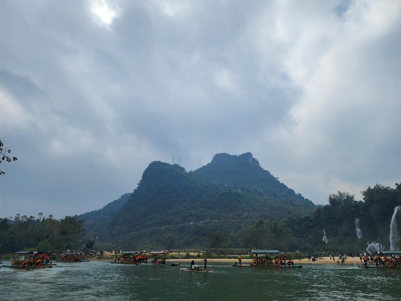 Việt Nam gọi thác phụ là thác Cao, thác chính là thác Thấp nhưng gộp cả 2 phần thác thì gọi chung địa danh này là thác Bản Giốc.