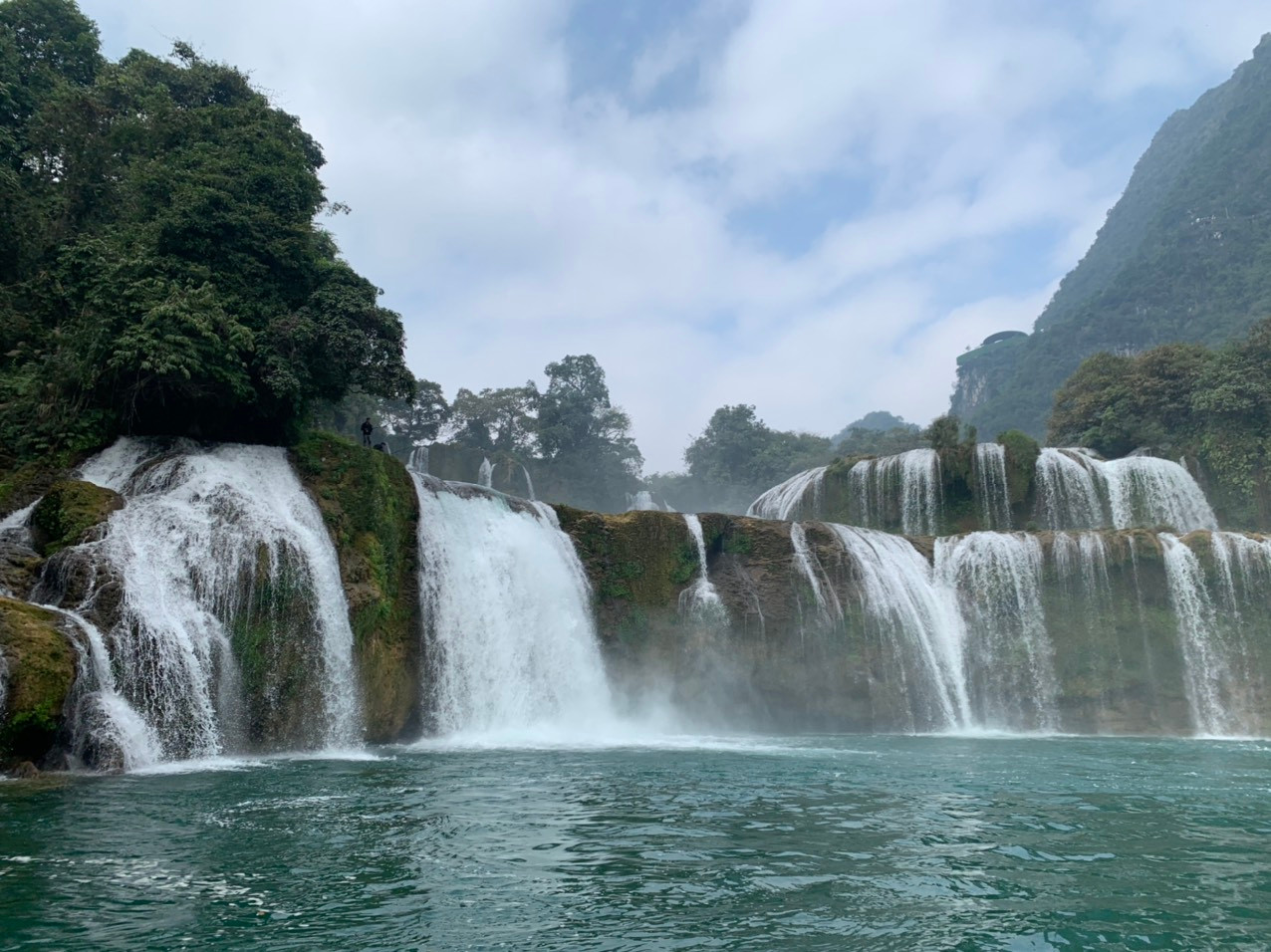 Thác Bản Giốc hùng vĩ, đẹp như tranh vẽ.