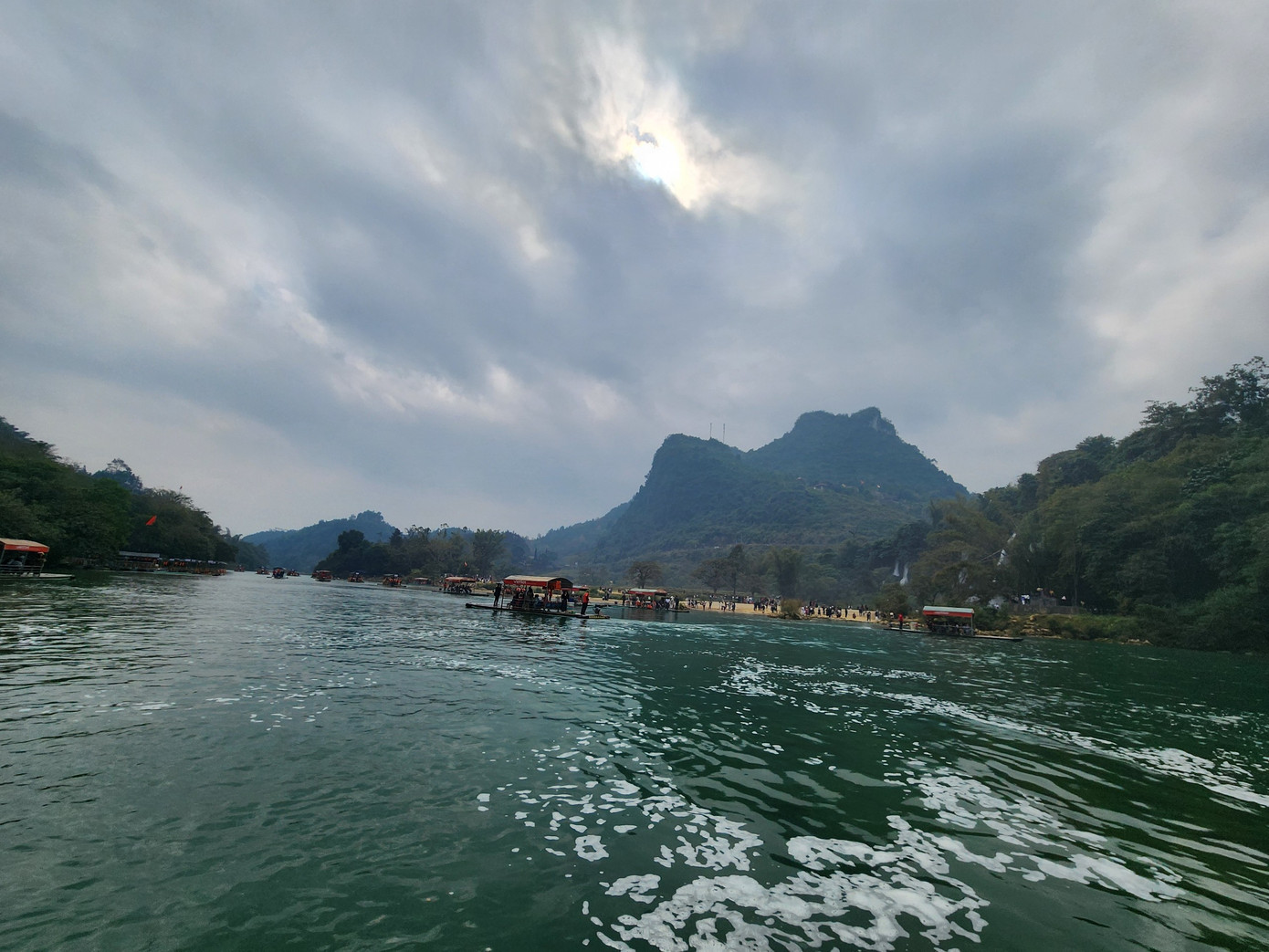 Thác nằm giữa biên giới Việt - Trung nên có 2 tên. Nếu nhìn từ chân thác thì có 2 phần thác bên trái (gọi là thác phụ) và phần thác bên phải (gọi là thác chính). Thác phụ và một nửa thác chính bên tay trái thuộc về chủ quyền Việt Nam. Nửa còn lại bên phải của thác chính thuộc về Trung Quốc.