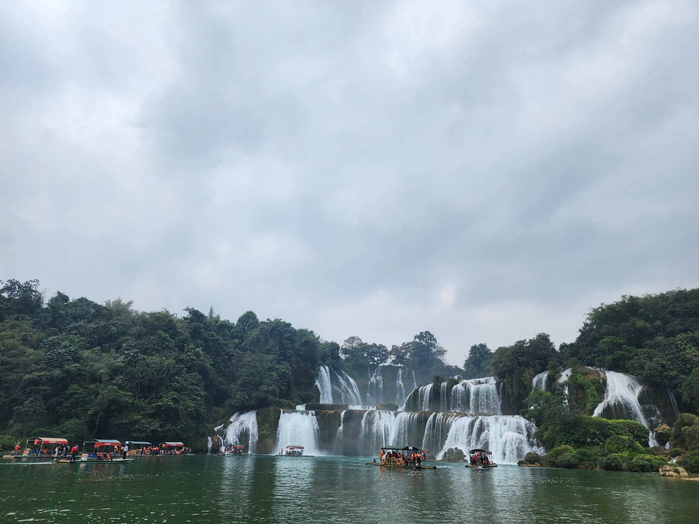 Phía Trung Quốc lại chia thành 2 thác riêng. Thác chính là thác Đức Thiên còn thác phụ là thác Bản Ước. Một trong những điều tạo nên vẻ đẹp của thác Bản Giốc là ở phần thác chính, thác không chảy thẳng 1 dải từ trên xuống mà có những mô đất mấp mô, chia tầng như cầu thang, khiến nước sông Quây Sơn chảy qua đây chia tách thành nhiều dải, tạo thành một mảng trắng xóa giữa đất trời Cao Bằng, xen giữa màu xanh cây lá.