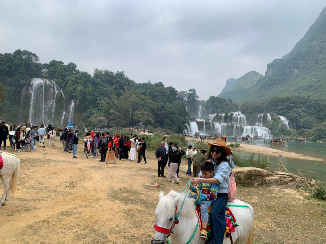 Nhiều du khách sử dụng dịch vụ cưỡi ngựa chụp ảnh