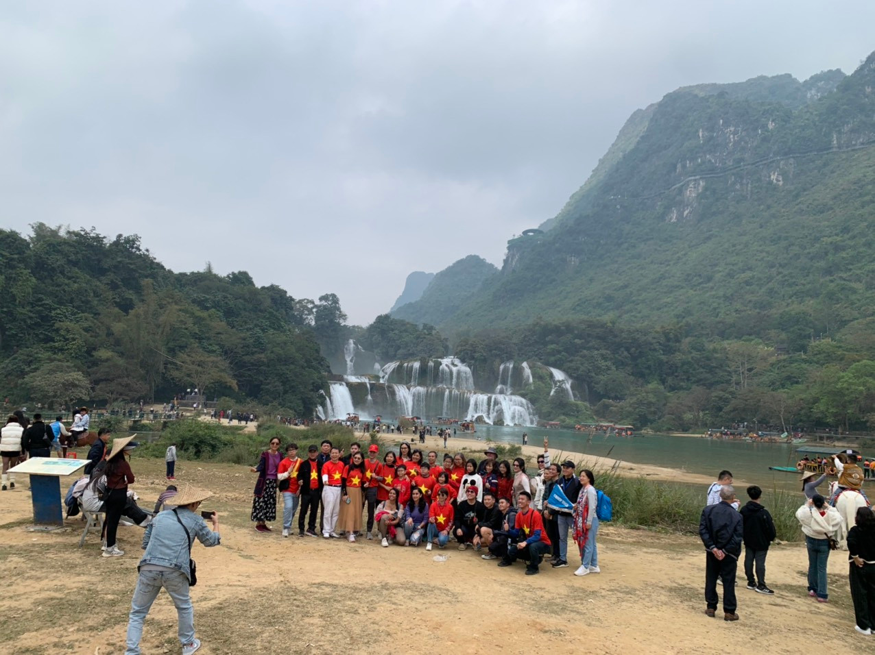 Du khách háo hức chụp ảnh kỉ niệm.