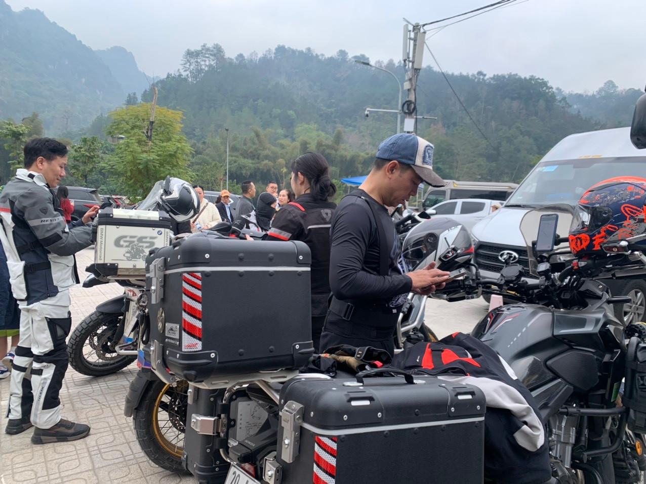 Bắt đầu kỳ nghỉ từ 30/12 tại Thác Bản Giốc ( Đàm Thủy - Cao Bằng) hàng nghìn lượt khách đã đổ về đây, bên cạnh khách nội tỉnh còn có những đoàn khách từ các tỉnh khác và khách quốc tế.