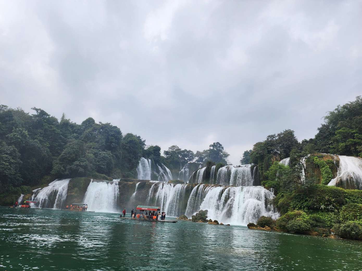 Nằm trong top 4 thác nước xuyên quốc gia lớn nhất trên toàn thế giới, địa điểm này ngày càng thu hút được rất nhiều khách du lịch Cao Bằng đến chiêm ngưỡng.