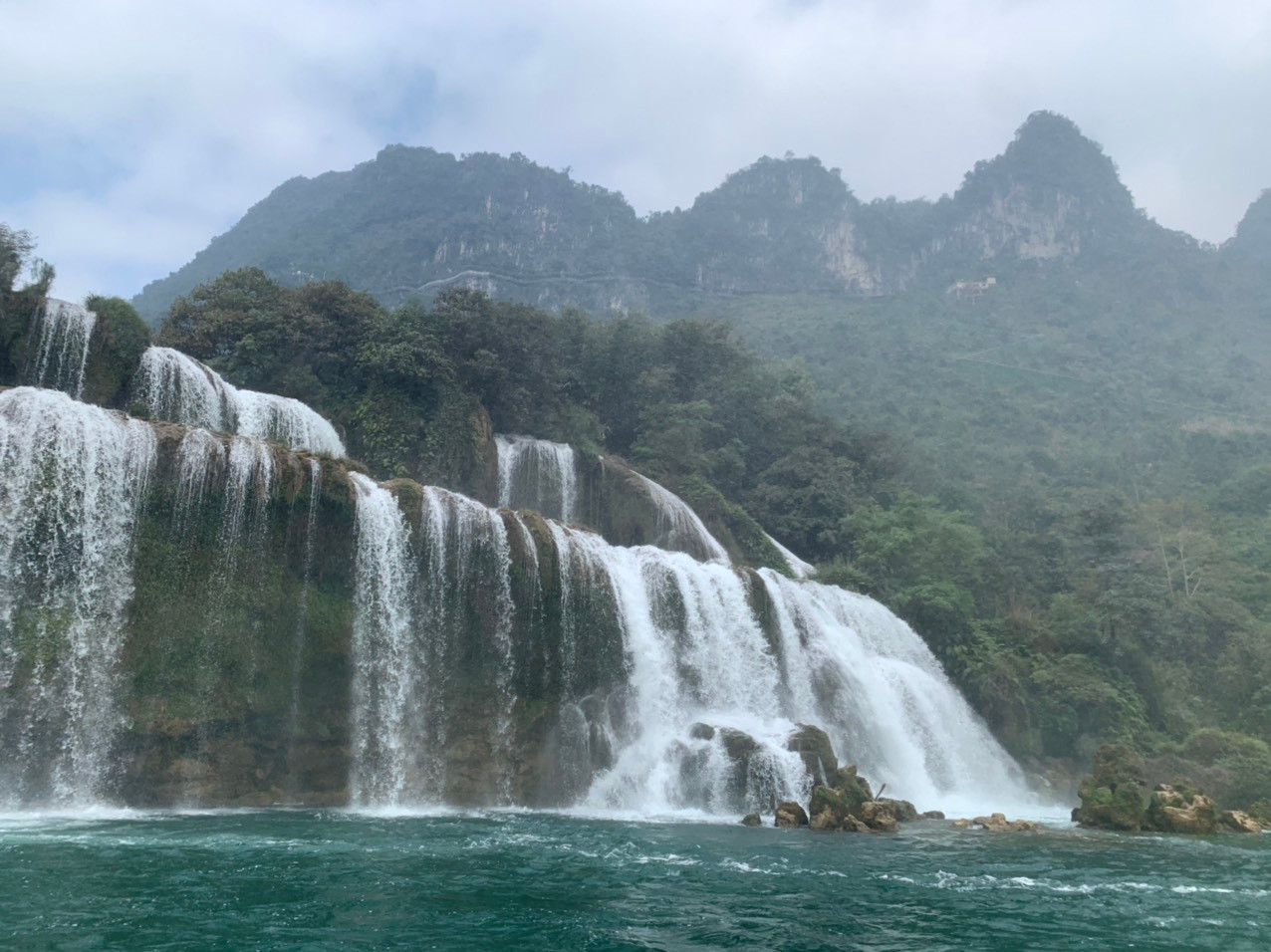 Thác Bản Giốc là một trong những thác nước nổi tiếng không chỉ ở nước ta mà còn được bạn bè quốc tế biết đến.