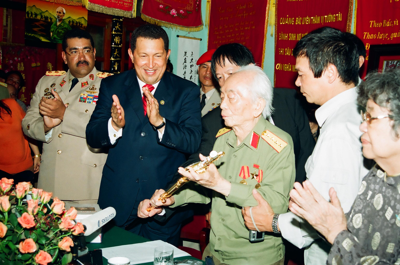 Đại tướng Võ Nguyên Giáp nhận phiên bản thanh bảo kiếm quý hiếm do Tổng thống nước Cộng hòa Venezuela Hugo Chavez tặng.