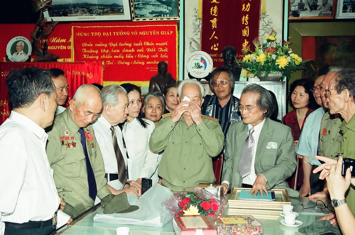 Đại tướng xúc động trong lần tiếp nhà văn Sơn Tùng và đoàn văn nghệ sĩ vào thăm