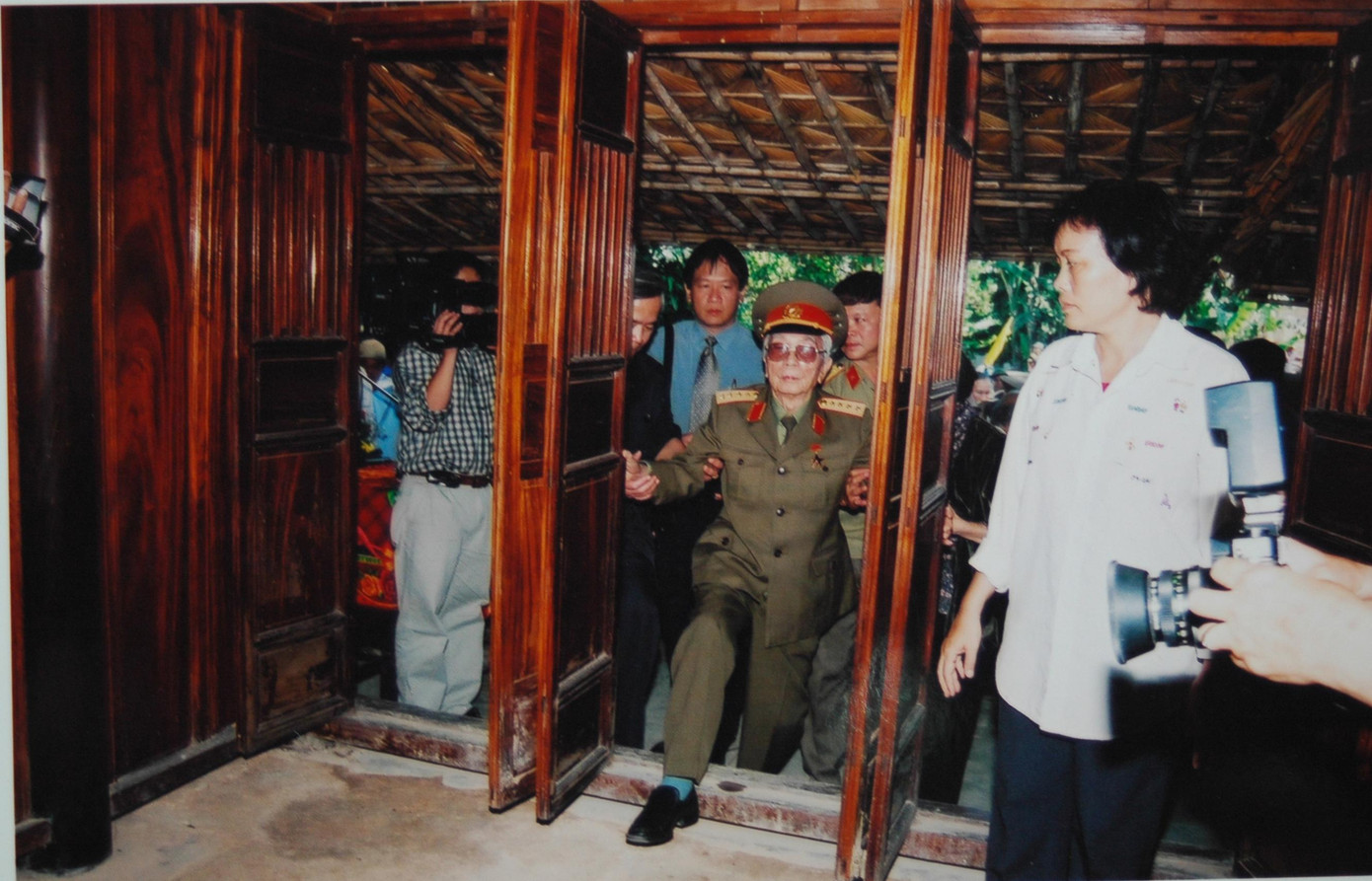 Đại tướng về lại ngôi nhà ông đã sinh ra và lớn lên tại thôn An Xá, xã Lộc Thủy, huyện Lệ Thủy, tỉnh Quảng Bình.