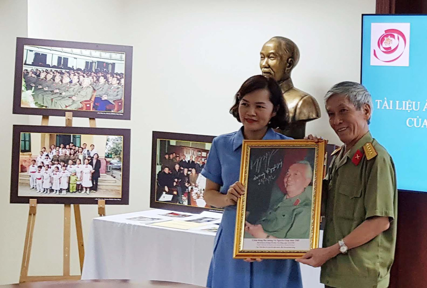 Đại tá Trần Hồng tặng bức ảnh chân dung Đại tướng Võ Nguyên Giáp chụp năm 1985 cho Trung tâm Lưu trữ Quốc gia III. Ảnh: Kiến Nghĩa