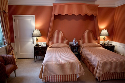 Một trong số 6 phòng ngủ còn lại của căn hộ