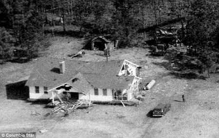 Quả bom rơi trúng nhà Gregg năm 1958