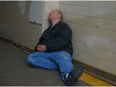 Ngủ ngon lành ngay trước nhà vệ sinh . Ngủ ngon lành ngay trước nhà vệ sinh