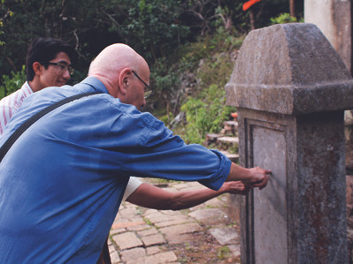 GS Ivo dịch bia đá. GS Ivo dịch bia đá