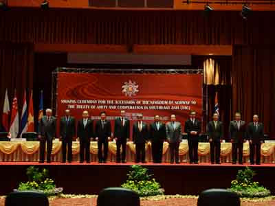 Các ngoại trưởng ASEAN, Tổng thư ký ASEAN Lê Lương Minh (đầu tiên bên phải) và Ngoại trưởng Na Uy Espen Barth Eide (thứ năm bên trái) dự lễ ký Hiệp ước Thân thiện và Hợp tác tại Brunei ngày 1/7. Ảnh: Xinhua