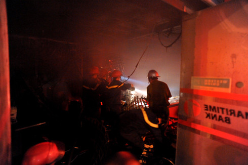 Đồ đạc bên trong bị thiêu trụi. Ảnh : Hoàng Hà