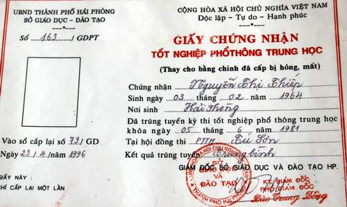 Bằng cấp 3 của bà hiệu trưởng mới được cấp lại và không có ảnh đóng dấu giáp lai