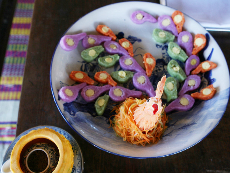 Xôi ba màu ăn với muối mè. Xôi ba màu ăn với muối mè