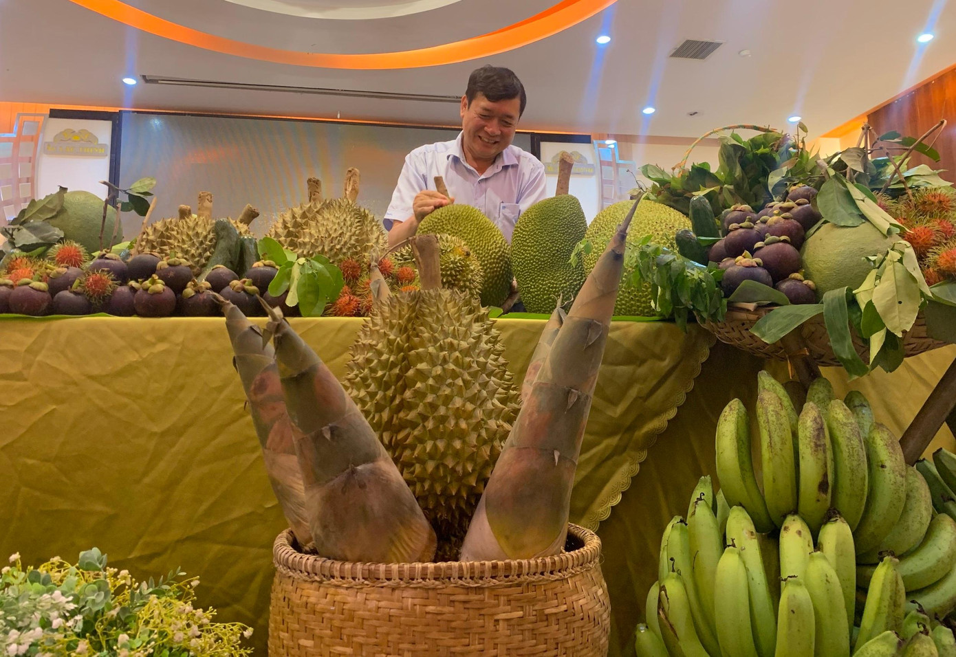 Sản phẩm trái cây Khánh Sơn được giới thiệu tại buổi họp báo. Ảnh THỤC HIỀN