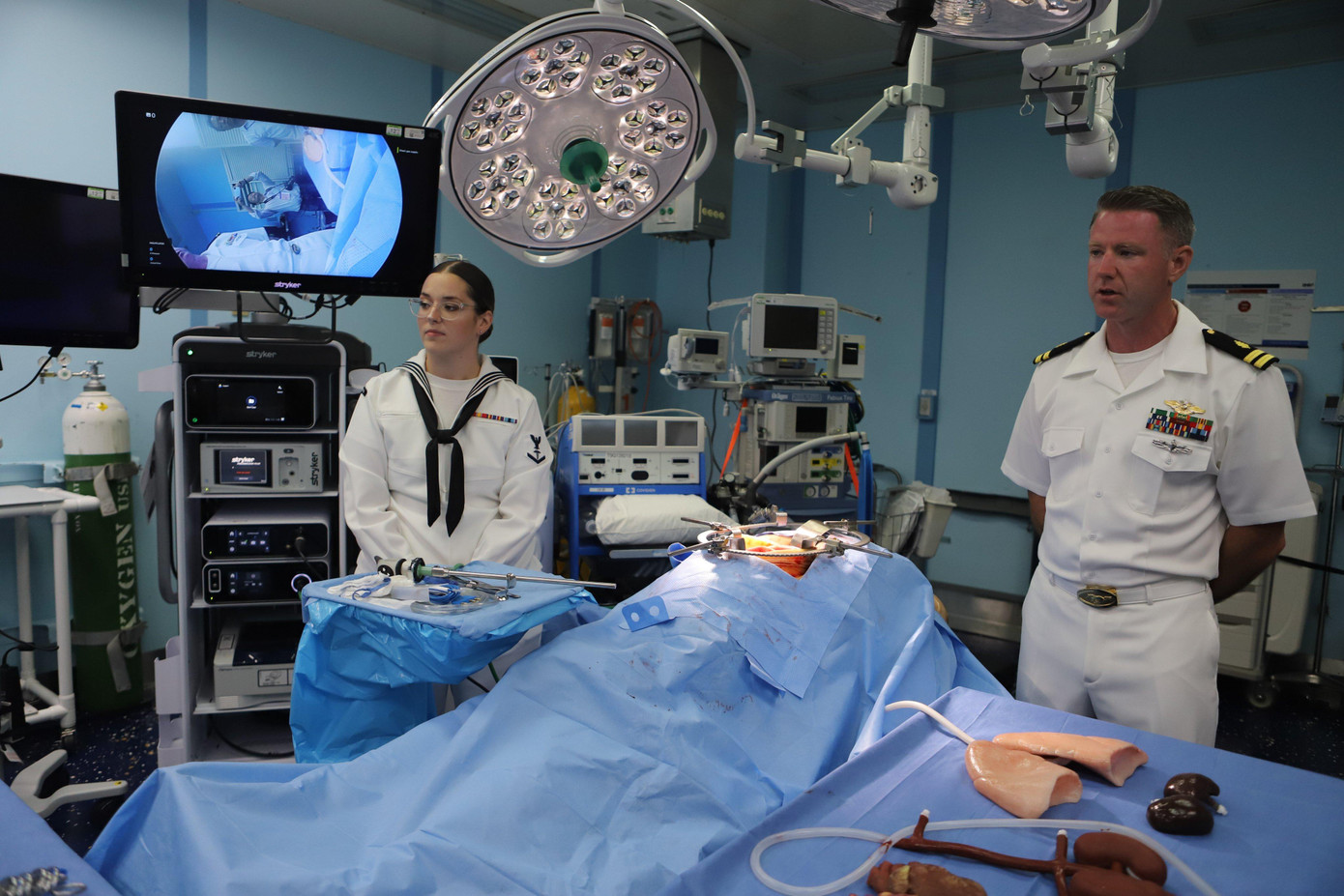 Khi được chỉ định phẫu thuật thì trên bệnh viện này có tất cả 12 phòng phẫu thuật nội soi với đầy đủ các dụng cụ và quân y sĩ lúc nào cũng sẵn sàng. Ảnh phòng phẫu thuật mô phỏng dành tham quan và trao đổi kinh nghiệm của tàu USNS Mercy. Khi được chỉ định phẫu thuật thì trên bệnh viện này có tất cả 12 phòng phẫu thuật nội soi với đầy đủ các dụng cụ và quân y sĩ lúc nào cũng sẵn sàng. Ảnh phòng phẫu thuật mô phỏng dành tham quan và trao đổi kinh nghiệm của tàu USNS Mercy.
