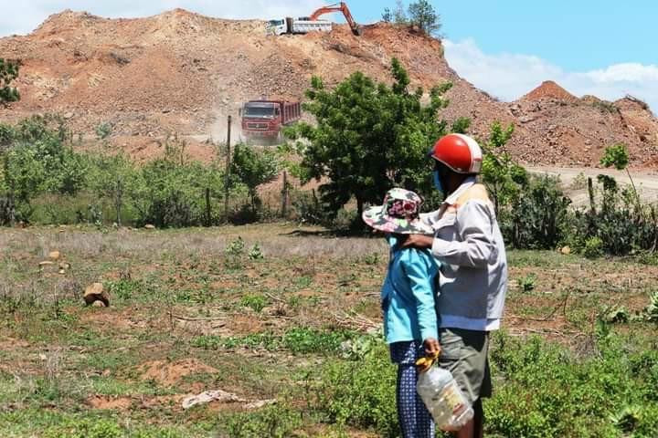 Công ty CP hạ tầng giao thông Đèo Cả san lấp đất tại huyện Ninh Phước để thi công cao tốc. Ảnh L.H