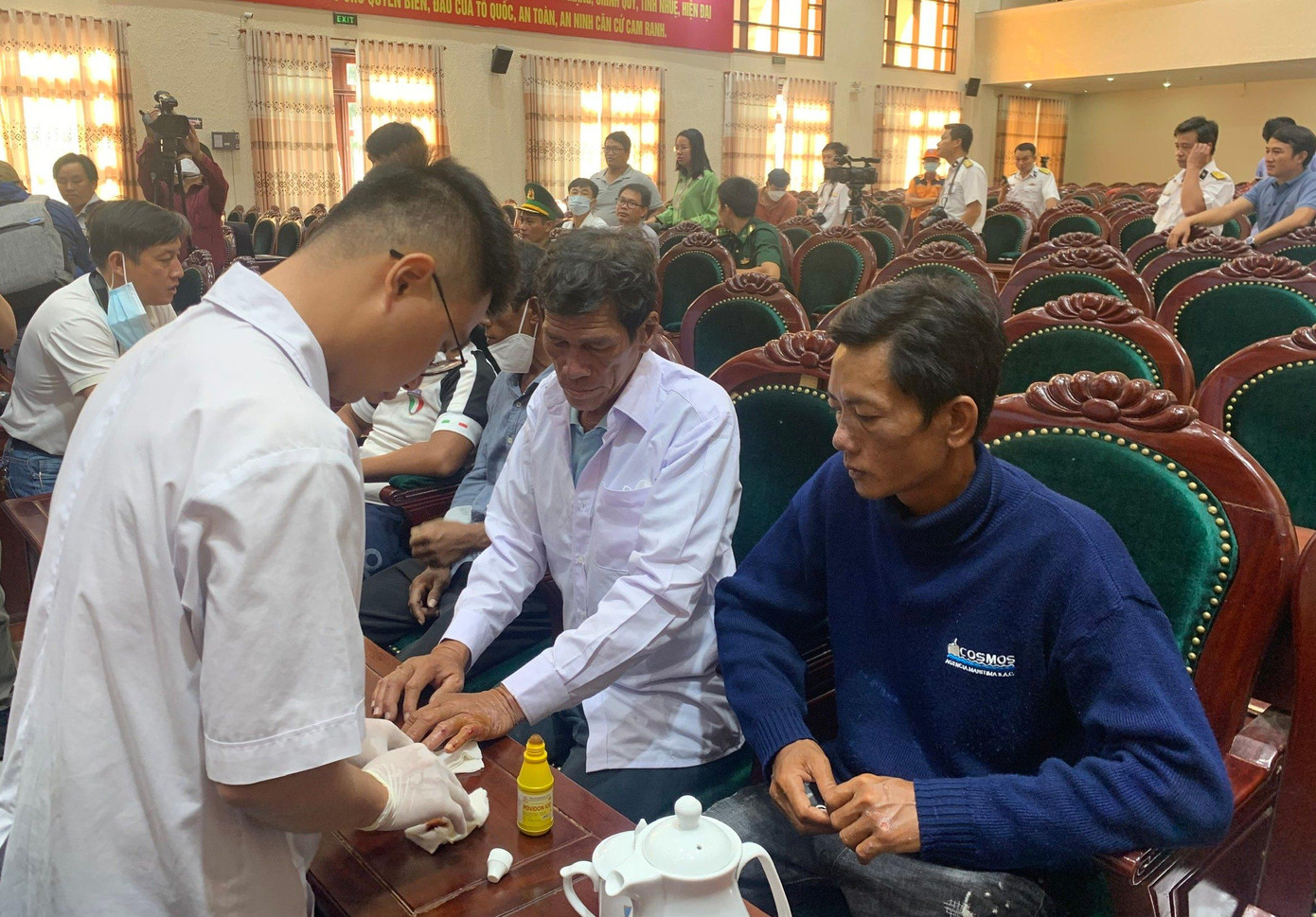 Lực lượng quân y Vùng 4 Hải quân thăm khám cho các ngư dân Bình Thuận. Ảnh T.HIỀN