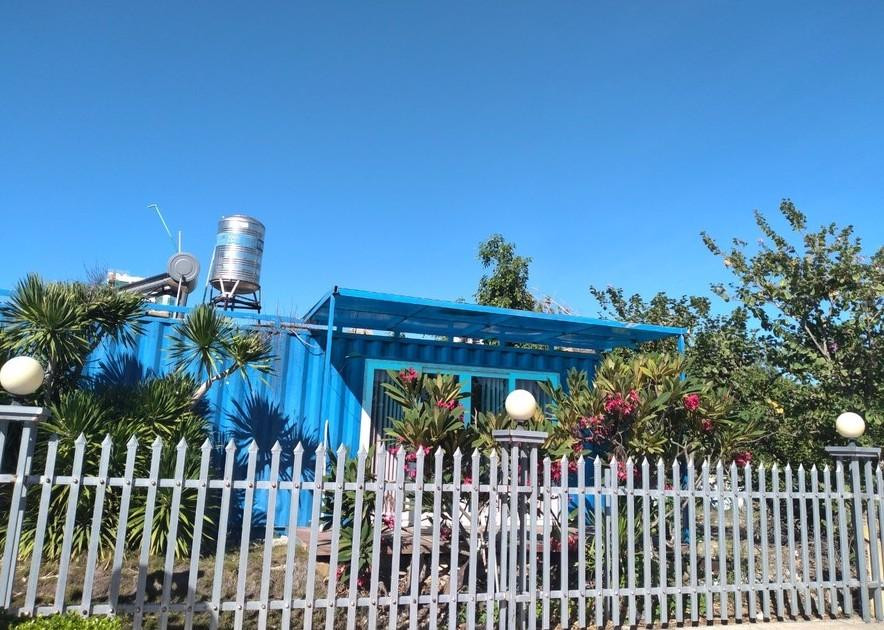 Công ty Tân Thành cho lắp đặt nhiều container trái phép trên khu đất quốc phòng. Ảnh: Lữ Hồ Công ty Tân Thành cho lắp đặt nhiều container trái phép trên khu đất quốc phòng. Ảnh: Lữ Hồ