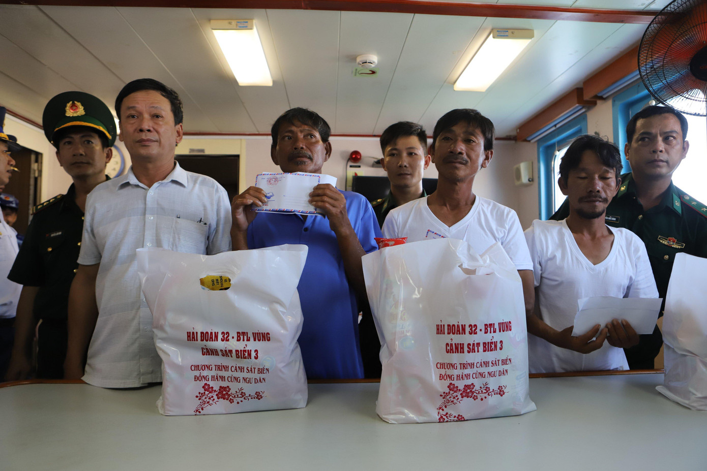 Bốn ngư dân Bình Thuận sống sót được đưa vào Khánh Hoà ngày 18/7. Ảnh L.H Bốn ngư dân Bình Thuận sống sót được đưa vào Khánh Hoà ngày 18/7. Ảnh L.H