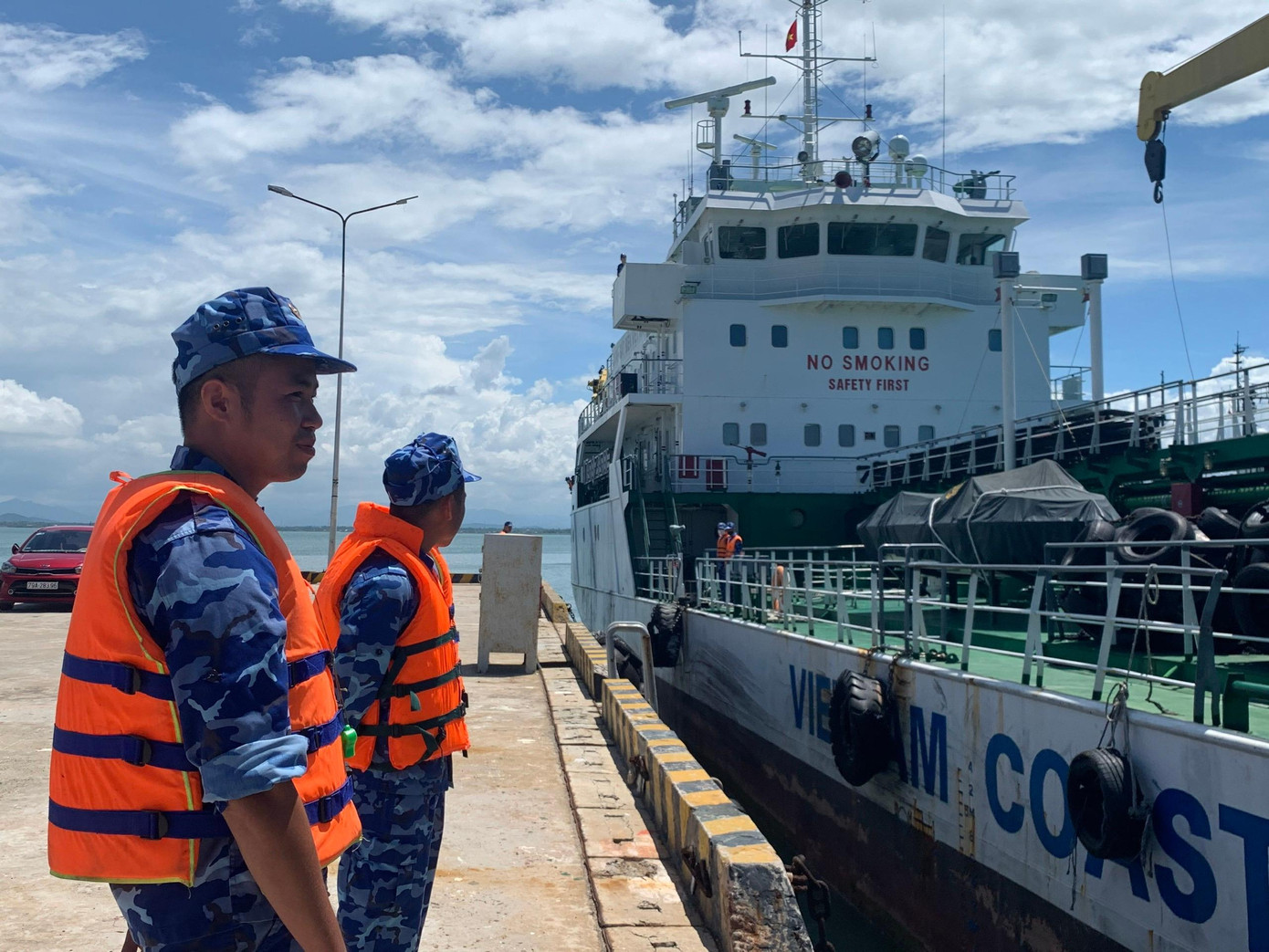 Tàu Cảnh sát biển Việt Nam thường xuyên hỗ trợ lai dắt tàu ngư dân gặp nạn. Ảnh: Công Hoan