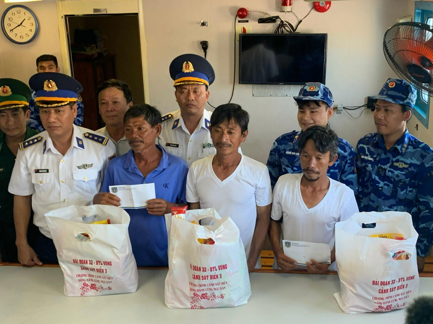 Hải đoàn 32, Bộ Tư lệnh Vùng Cảnh sát biển 3 tặng quà, động viên các ngư dân. Ảnh T.H