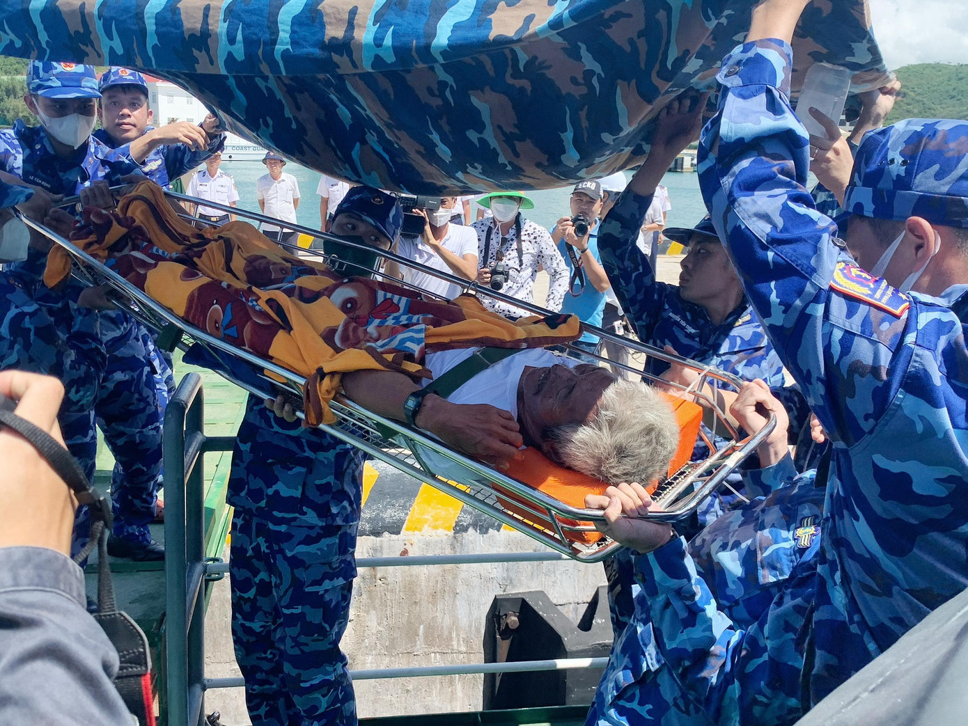 Ngư dân có sức khoẻ yếu được đưa vào Bệnh viện Đa khoa TX. Ninh Hoà cấp cứu. Ảnh T.H