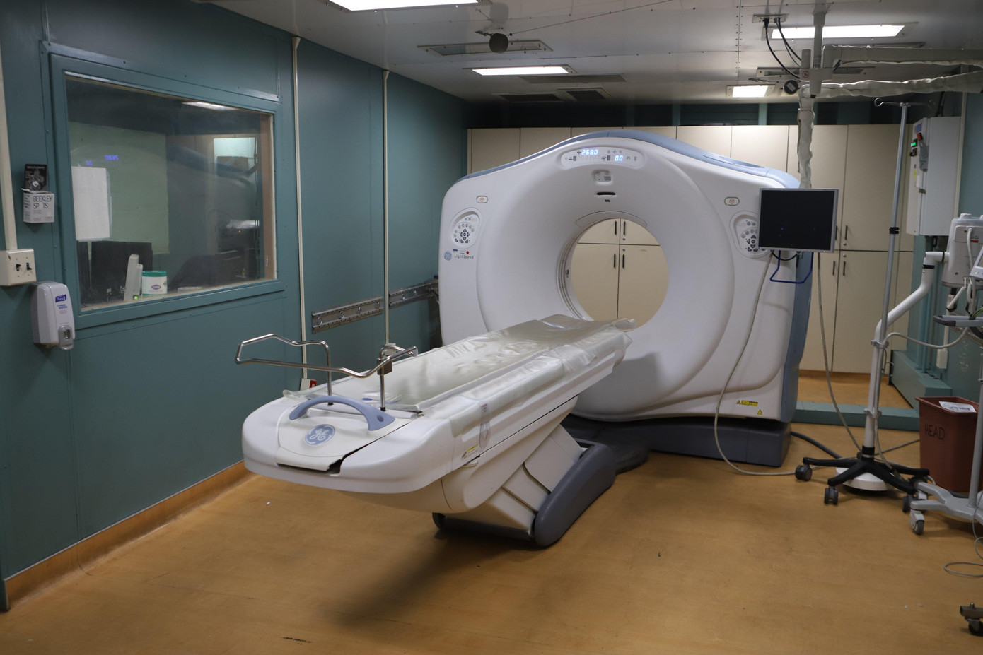 Sau khi bệnh nhân vào phòng khám tổng quát, sẽ được chỉ định đến các khoa phòng tiếp theo để chụp MRI, siêu âm... xác định cụ thể bệnh trước khi phẫu thuật hoặc điều trị. Ảnh phòng MRI Sau khi bệnh nhân vào phòng khám tổng quát, sẽ được chỉ định đến các khoa phòng tiếp theo để chụp MRI, siêu âm... xác định cụ thể bệnh trước khi phẫu thuật hoặc điều trị. Ảnh phòng MRI