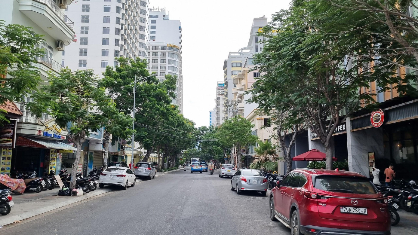 Xe ô tô đậu lộn xộn trên đường Hoàng Hoa Thám, TP. Nha Trang. Ảnh L.H Xe ô tô đậu lộn xộn trên đường Hoàng Hoa Thám, TP. Nha Trang. Ảnh L.H