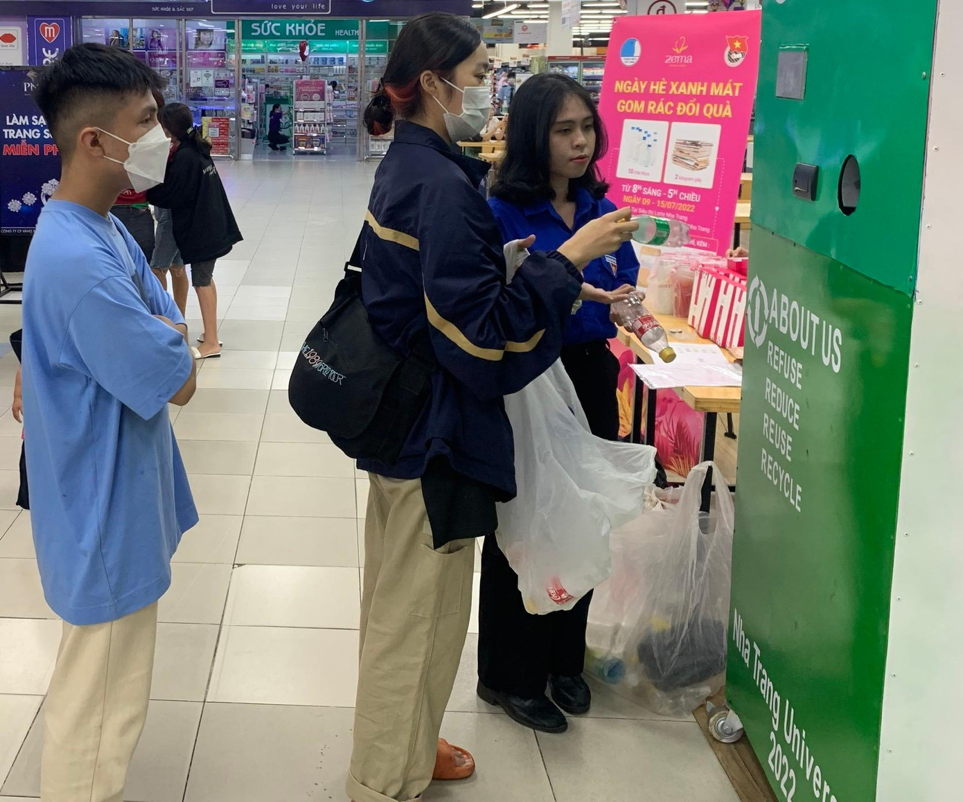 Người dân Nha Trang xếp hàng để đổi chai nhựa lấy quà tặng. Ảnh THỤC HIỀN