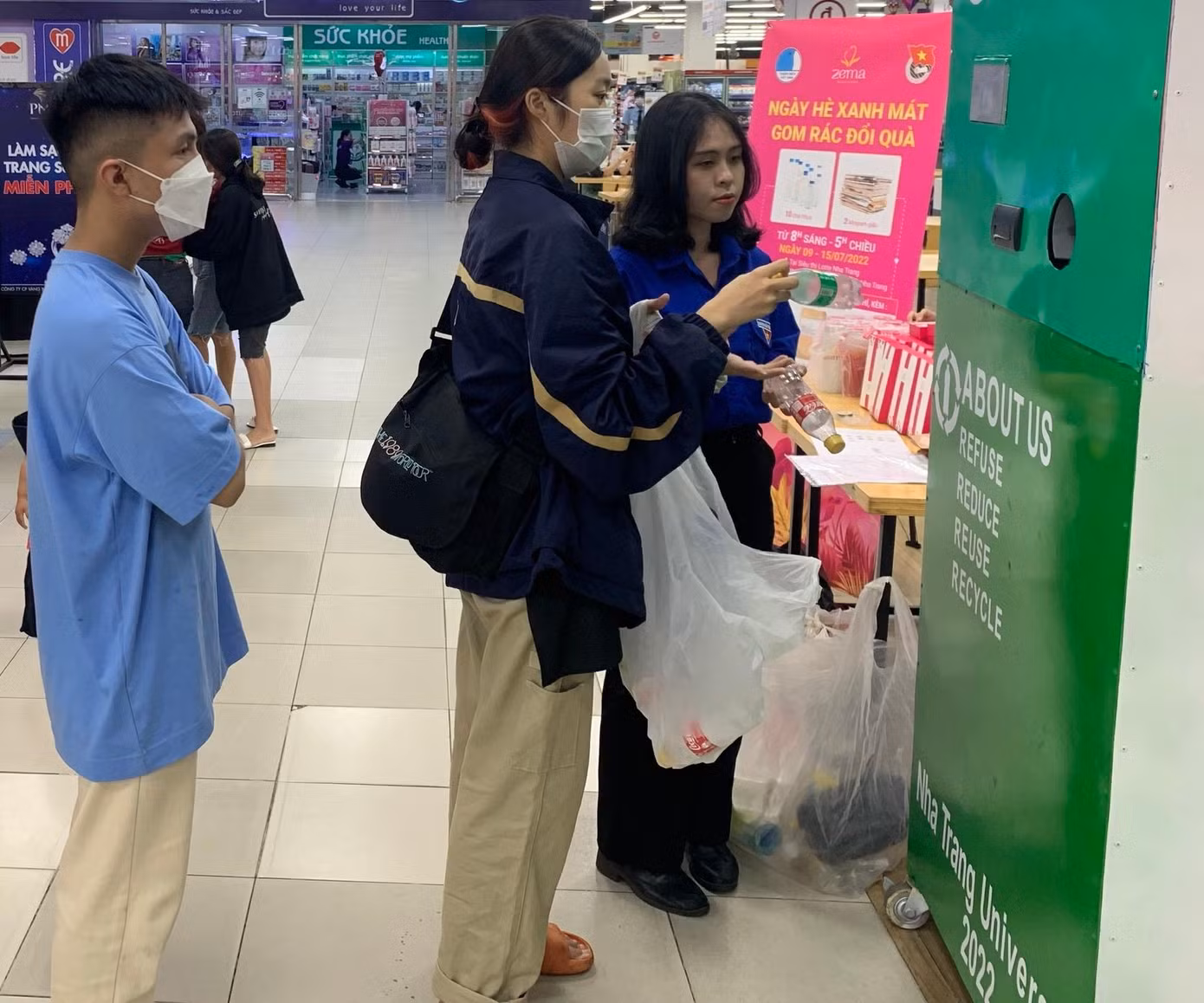 Người dân Nha Trang xếp hàng để đổi chai nhựa lấy quà tặng. Ảnh THỤC HIỀN
