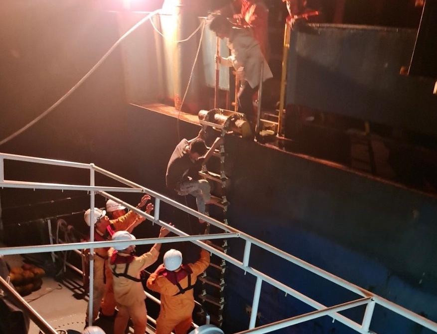 Tàu cứu nạn của Trung tâm cứu nạn hàng hải Việt Nam đón 4 ngư dân từ tàu nước ngoài. Ảnh T.H Tàu cứu nạn của Trung tâm cứu nạn hàng hải Việt Nam đón 4 ngư dân từ tàu nước ngoài. Ảnh T.H