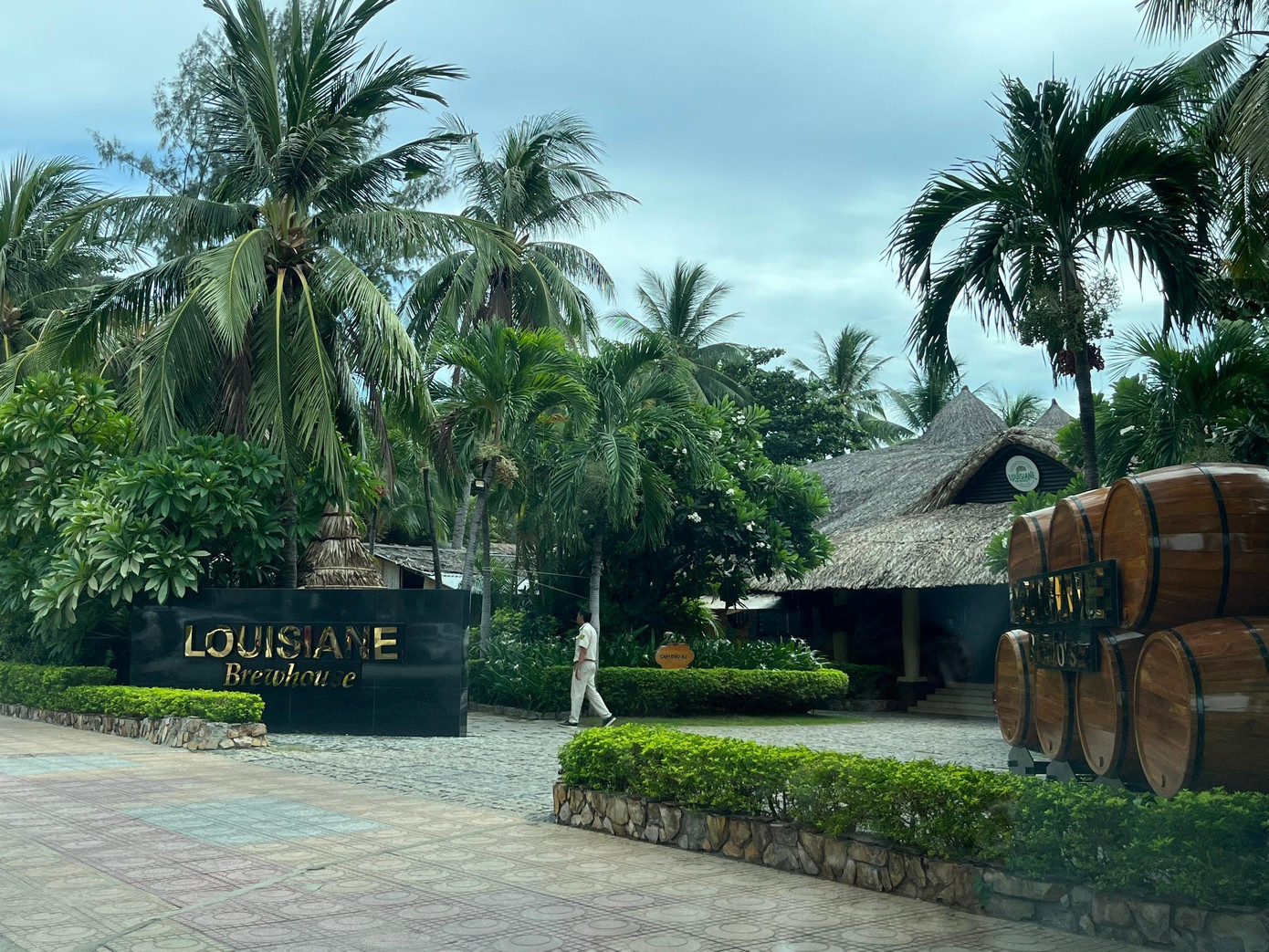 Nhà hàng bia tươi Louisiane nằm chắn bãi biển Nha Trang phía Đông đường Trần Phú. Ảnh: Lữ Hồ.