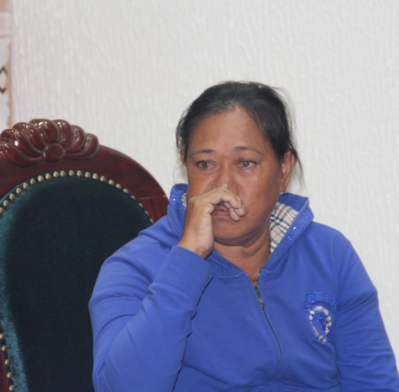 Bà Nguyễn Thị Hoà (vợ thuyền viên Nguyễn Văn Mỹ) vô cùng xúc động khi gặp lại chồng. Ảnh T.H