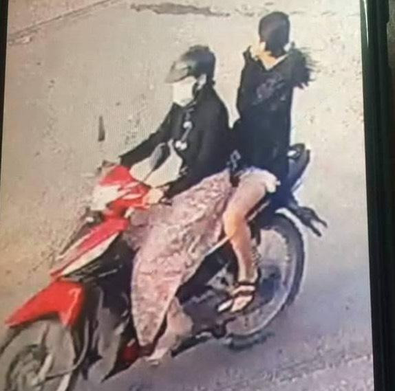 Đối tượng Phạm Thị Bích Hằng vào trường học lừa chở nữ sinh ra ngoài trường. Ảnh chụp lại camera trường.