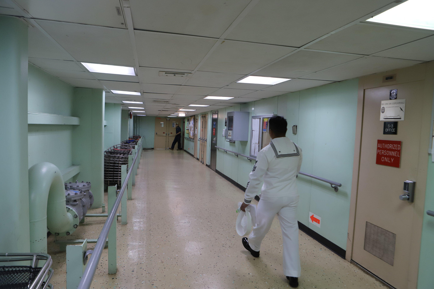 Hành lang dẫn vào các phòng điều trị trên tàu USNS Mercy Hành lang dẫn vào các phòng điều trị trên tàu USNS Mercy