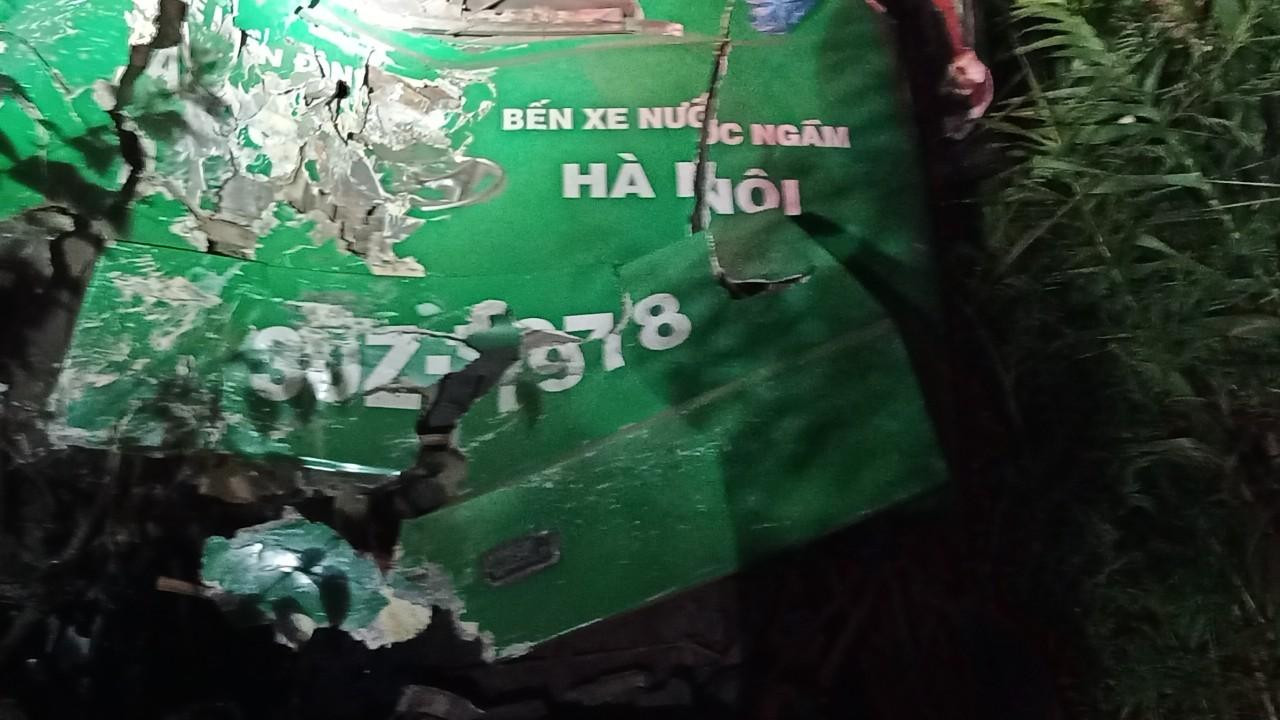 Đuôi xe khách bị bẹp rúm sau tai nạn