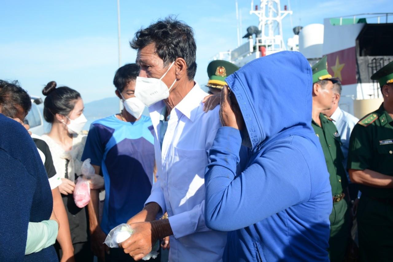 Người thân vui mừng đón ông Nguyễn Văn Mỹ trở về sau nhiều ngày lênh đênh trên biển. Ảnh T.H