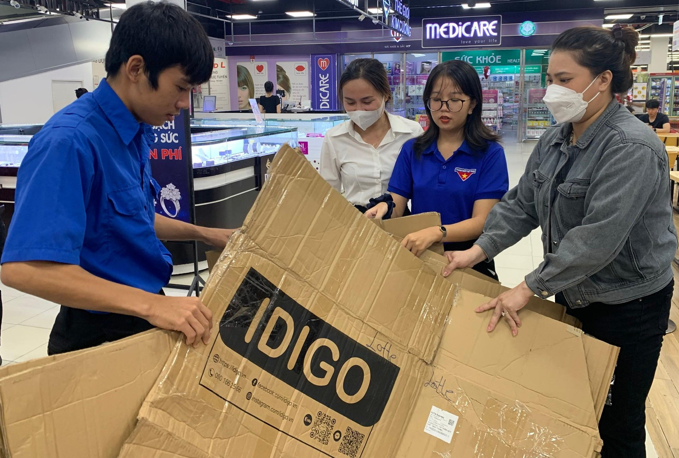 Rác người dân mang đến điểm đổi quà được các đoàn viên, thanh niên hướng dẫn sắp xếp và đổi lấy quà tặng. Ảnh THỤC HIỀN.