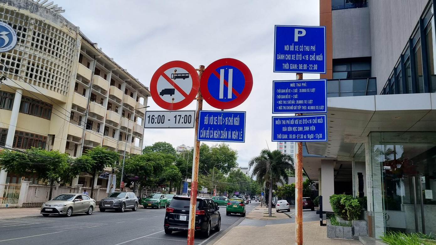 Nha Trang đặt biển quy định về đậu xe ô tô trên nhiều tuyến đường trung tâm thành phố. Trong ảnh là đường Nguyễn Chánh. Ảnh L.H Nha Trang đặt biển quy định về đậu xe ô tô trên nhiều tuyến đường trung tâm thành phố. Trong ảnh là đường Nguyễn Chánh. Ảnh L.H