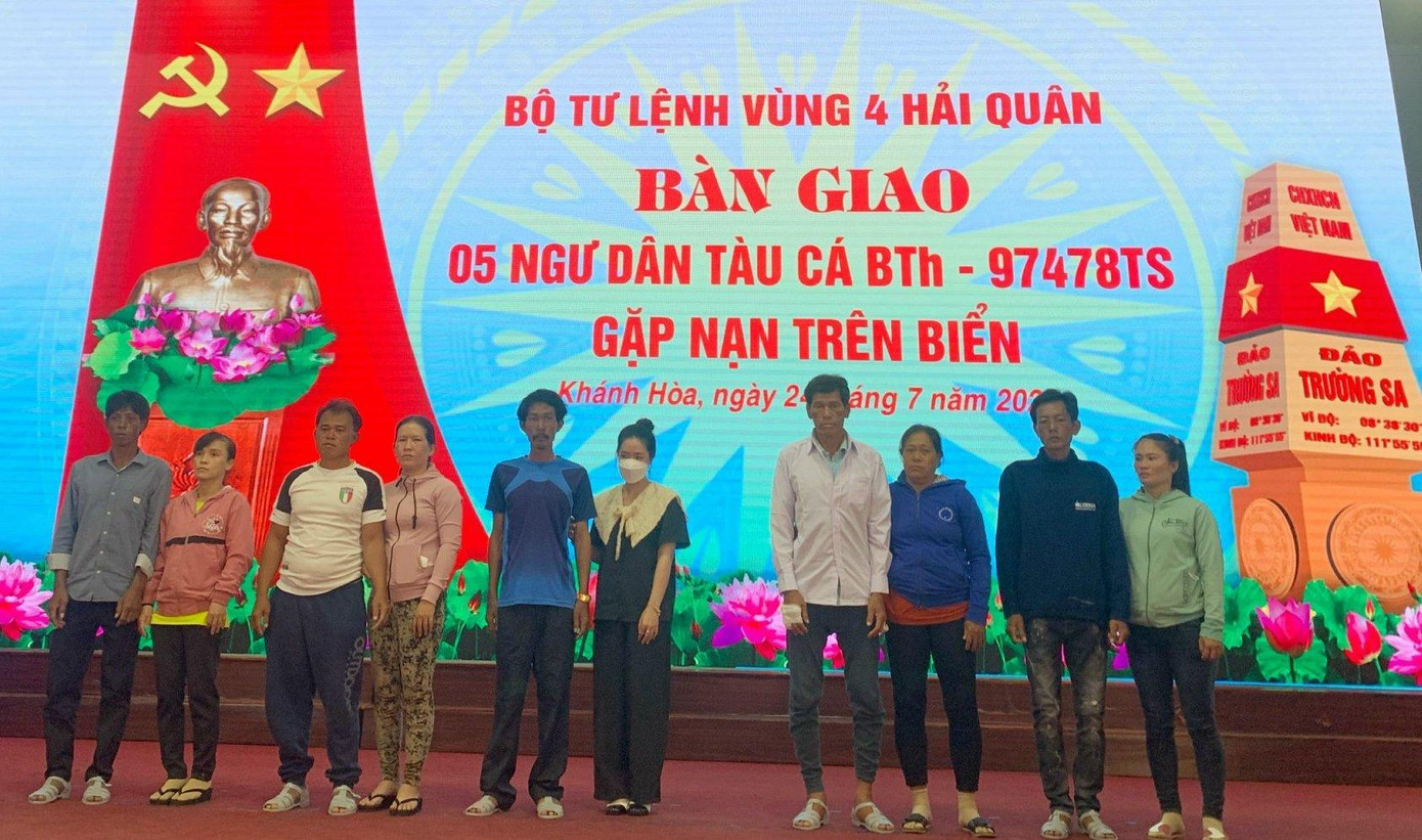 5 ngư dân Bình Thuận đoàn tụ với người thân tại Vùng 4 Hải quân. Ảnh T.HIỀN