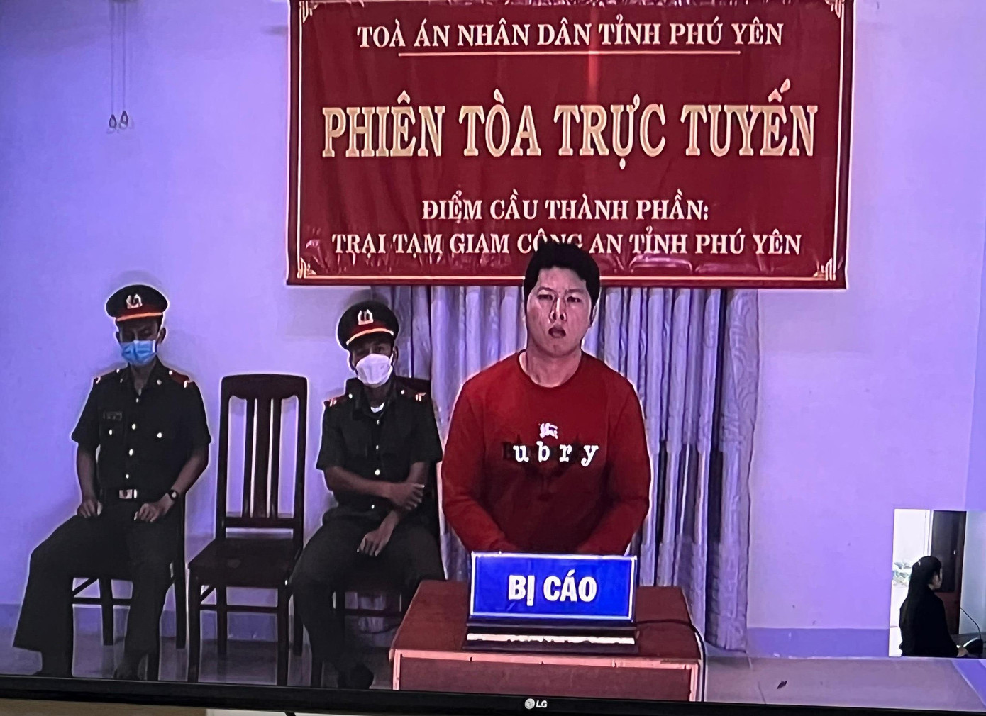 Bị cáo Trương Ngọc Tuấn nghe phần xét xử tại Trạm giam Công an tỉnh Phú Yên. Ảnh L.H