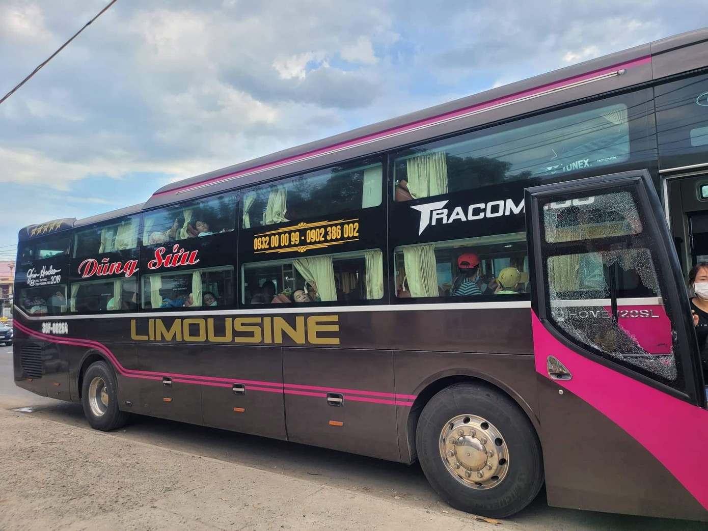 Hiện xe khách mang BKS 36F - 00264 đang bị công an tạm giữ để điều tra. Ảnh L.H Hiện xe khách mang BKS 36F - 00264 đang bị công an tạm giữ để điều tra. Ảnh L.H