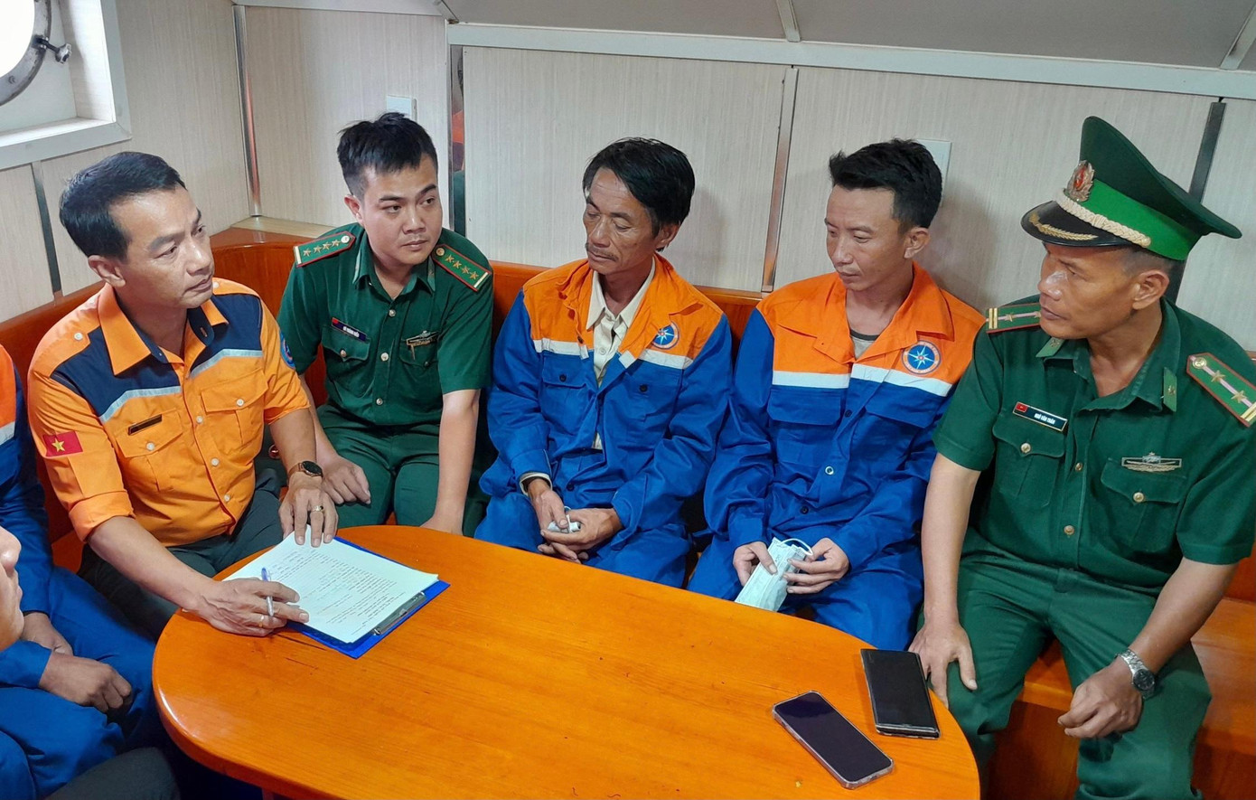 Đại diện Trung tâm hàng hải Việt Nam bàn giao 4 ngư dân gặp nạn cho địa phương. Ảnh T.H Đại diện Trung tâm hàng hải Việt Nam bàn giao 4 ngư dân gặp nạn cho địa phương. Ảnh T.H